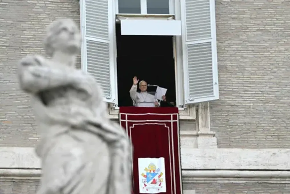 Papa se dirige à multidão no Vaticano após cirurgia para tratar câncer
