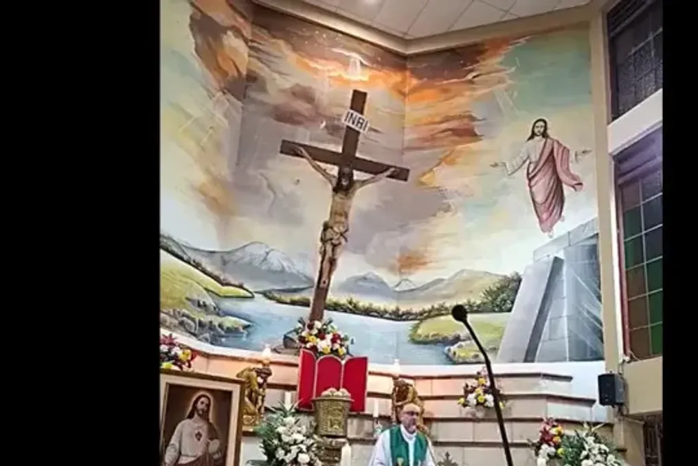 Priest Dies After Being Struck by Wooden Cross During Mass in Guayaquil, Ecuador