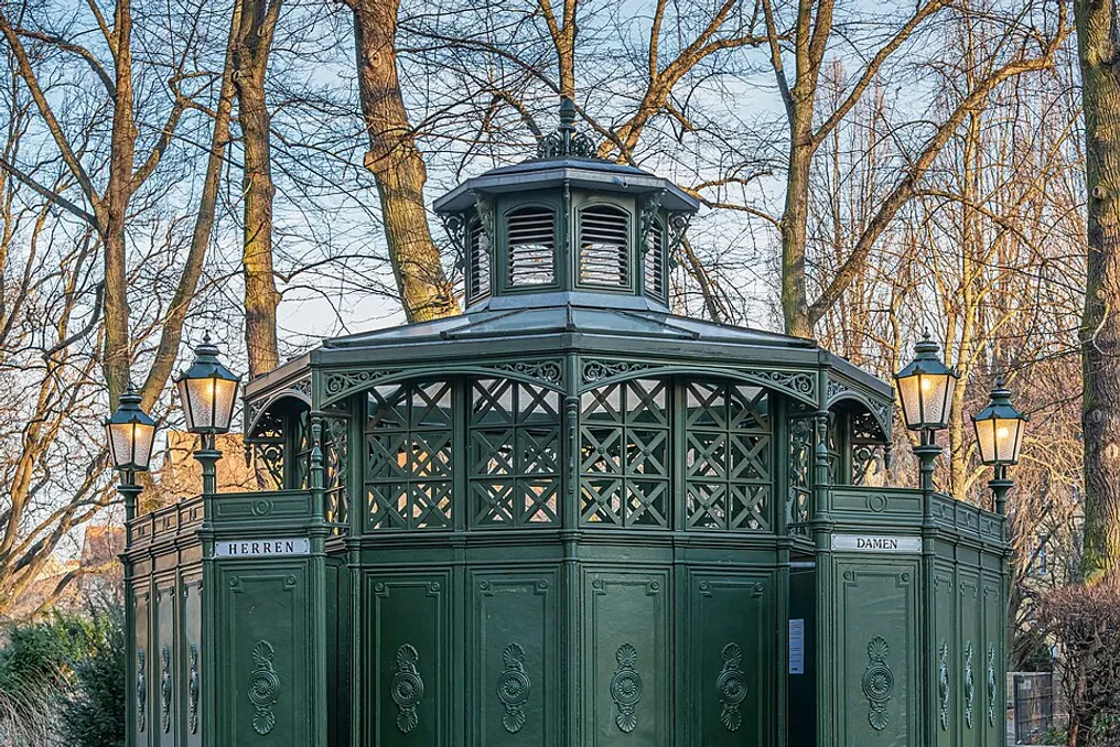 The history of public urinals in Berlin, known as Café Achtek