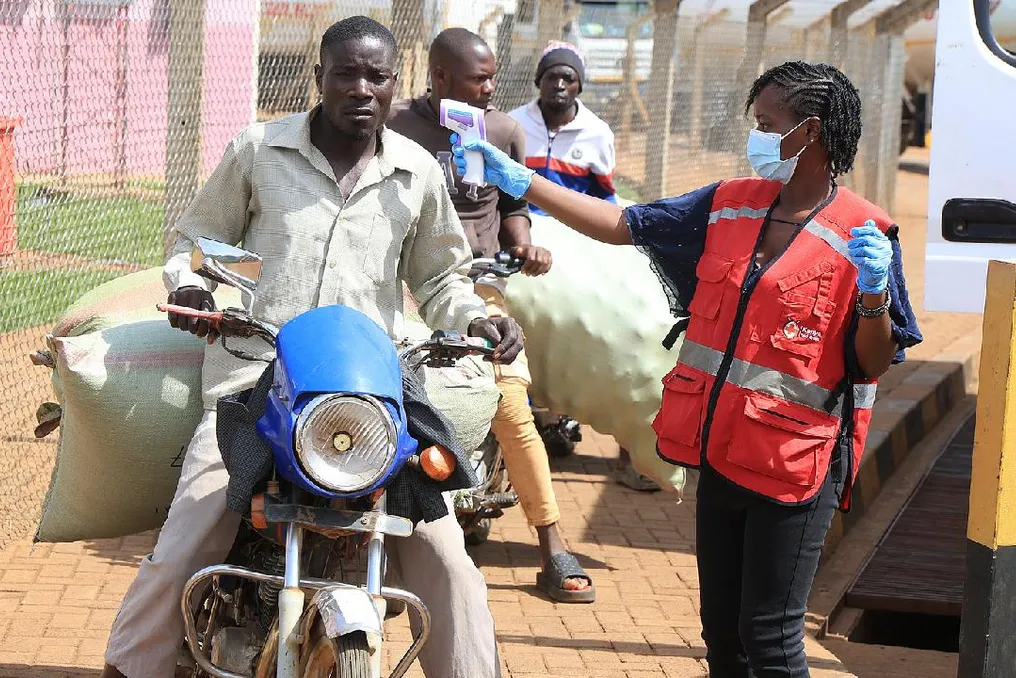 Tanzânia reforça o controle médico para viajantes devido a preocupações com Ebola