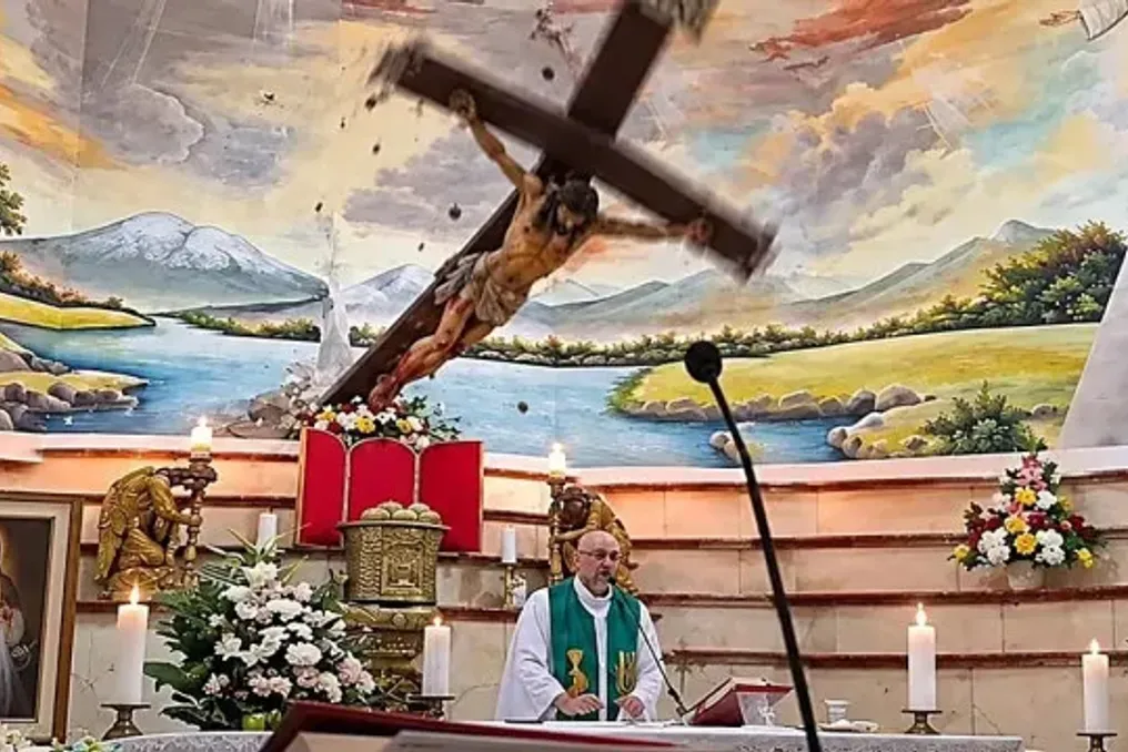 Priest reflects on life and death before passing away after being struck by cross in Guayaquil