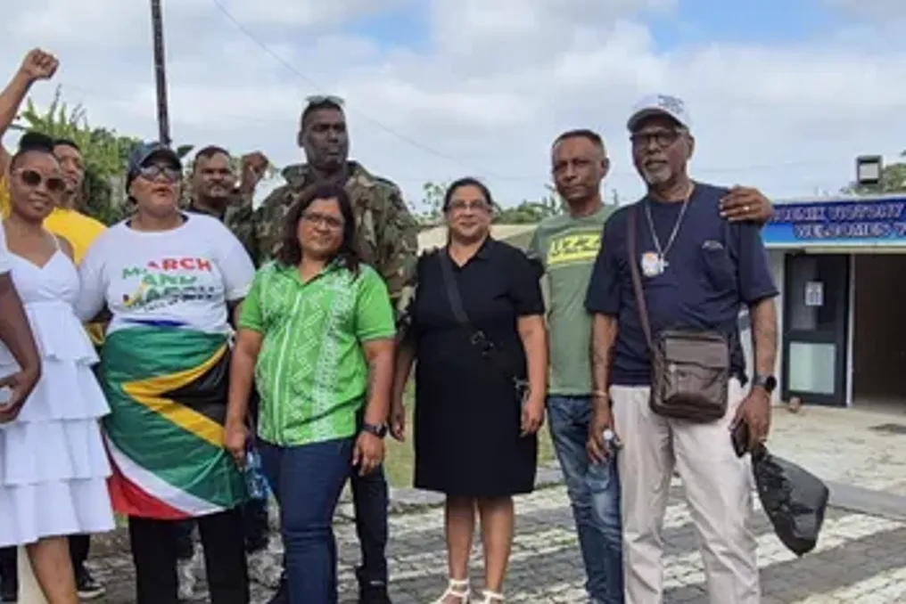 Ativistas de Phoenix juntam-se ao movimento March and March na luta contra a imigração ilegal