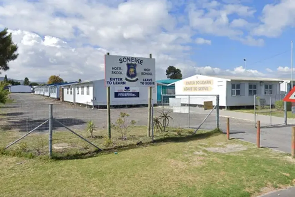 Pais da Soneike High apresentam queixas sobre assédio estudantil, enquanto o Conselho de Administração da escola rejeita as acusações