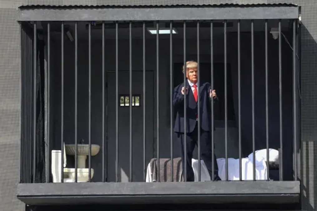 Instalação em Teerã transforma Donald Trump detido em espetáculo de rua