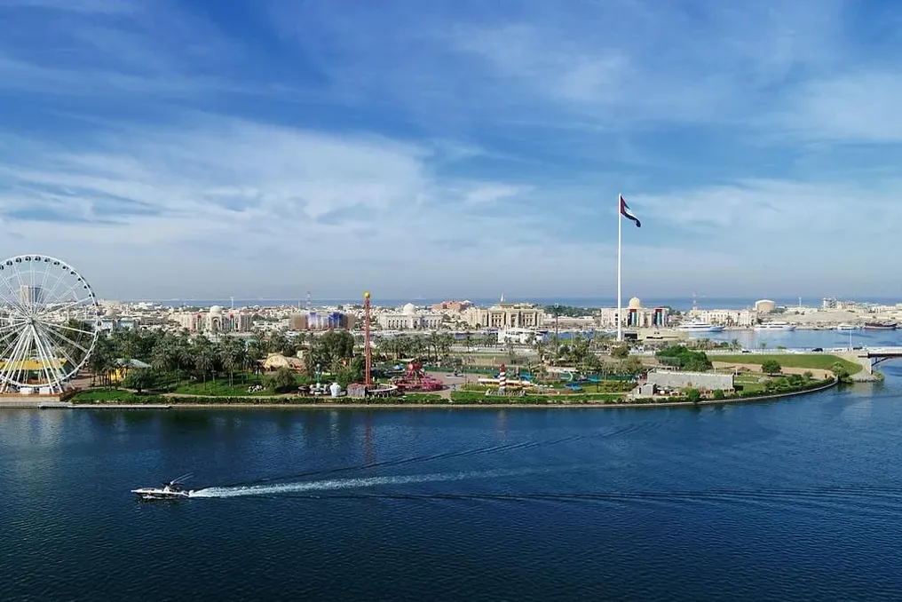 Жители ОАЭ жалуются на сильный запах в нескольких эмиратах, власти заявляют об отсутствии поводов для беспокойства