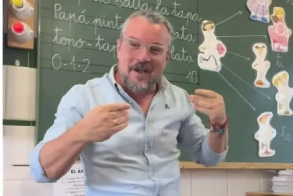Teacher uses song to conduct sign language lesson and promotes student engagement