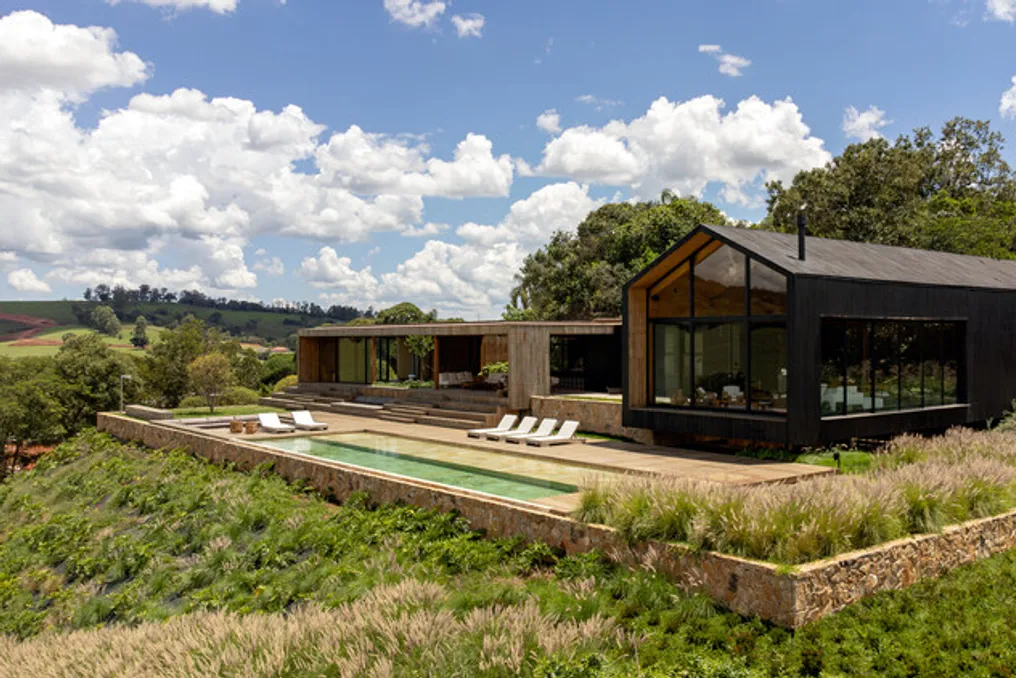 Projeto Casa da Represa: Solução Arquitetônica em Encosta com Vista para o Reservatório