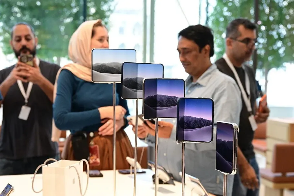 iPhone Duo secondary market prices in UAE reach 25,000 dirhams due to shortage