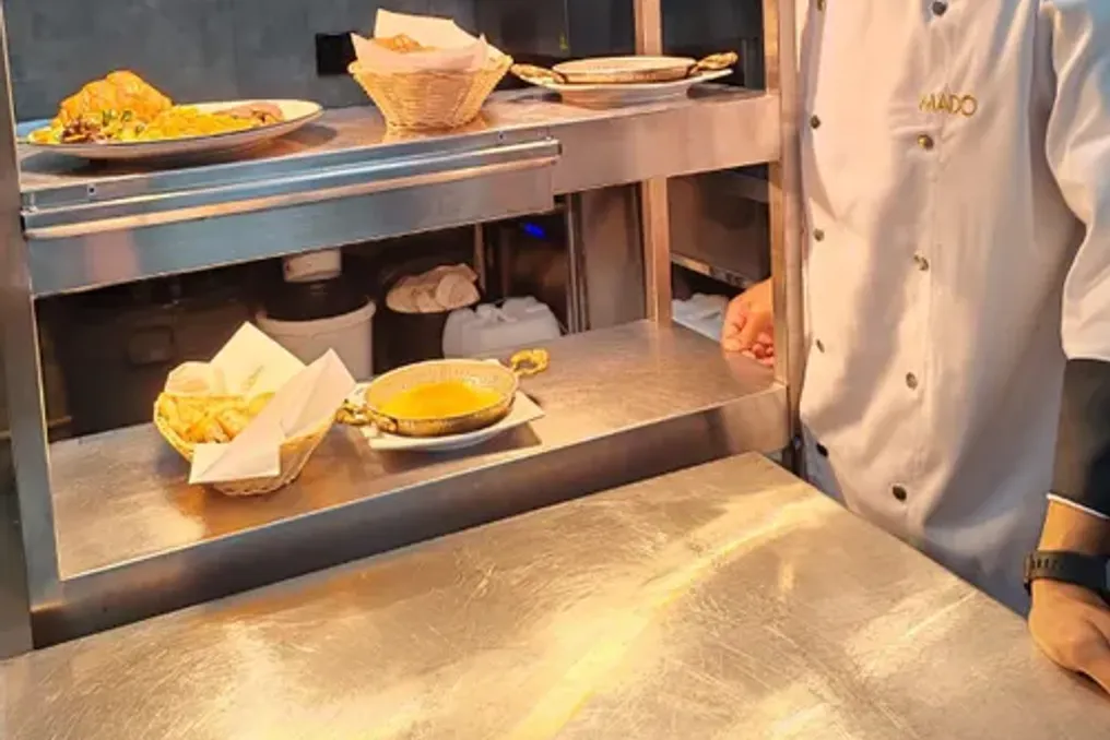 Chef Wade Pillay Durbanʼda Turkiya taʼmlarini taqdim etmoqda