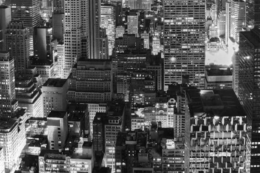 Galáxia Via Láctea registrada em imagens noturnas tanto em ambiente urbano quanto rural