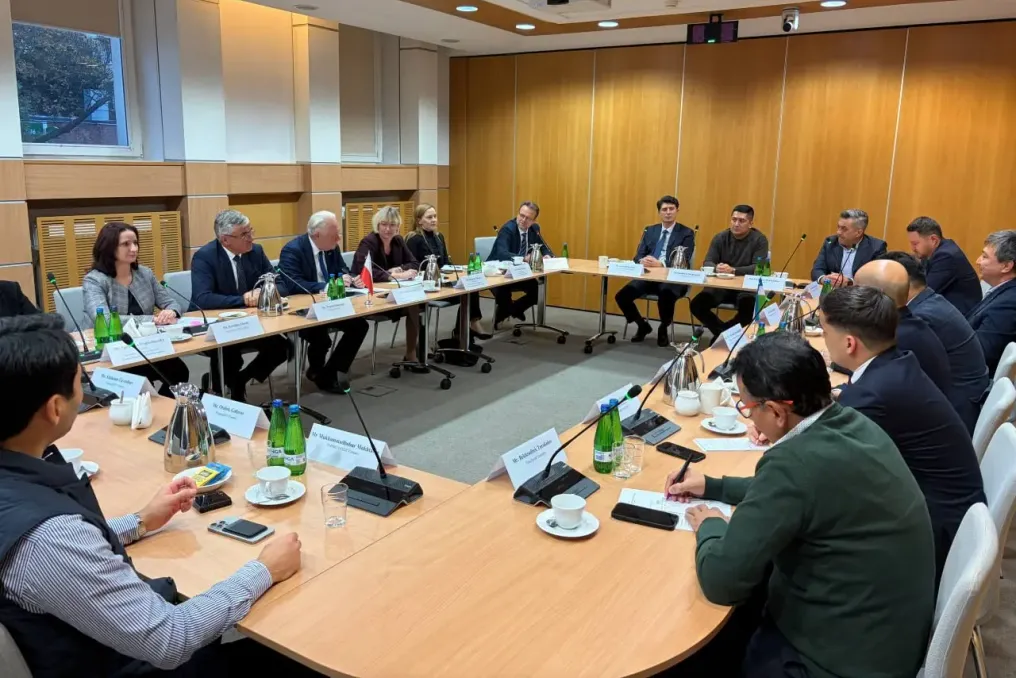 Representantes da Região de Tashkent, Uzbequistão, visitam a Polônia para expandir laços comerciais