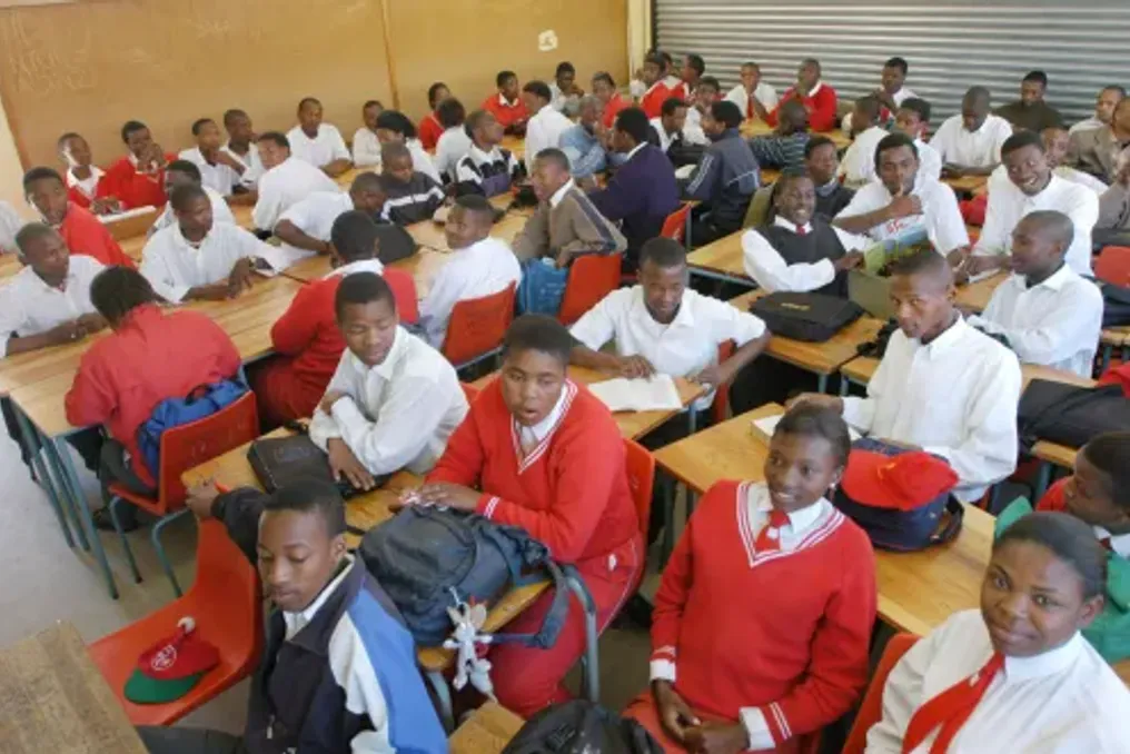 Grupos educacionais exigem explicações após o vencimento do prazo dos normativos de capacidade escolar