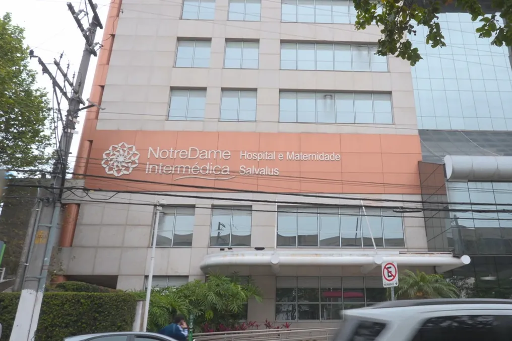 Mãe de bebê falecido após cirurgias em hospital de São Paulo questiona a normalidade dos casos de morte investigados.