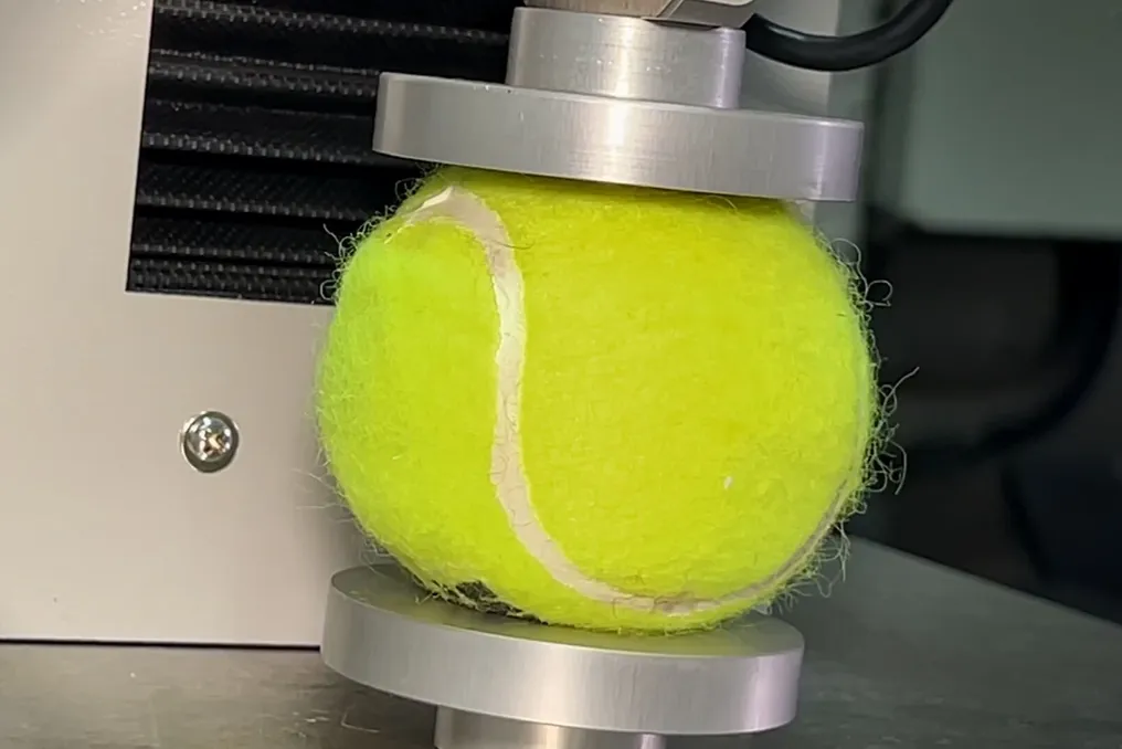 Jundiaidagi zavod xalqaro musobaqalar uchun tennis va beach tennis sharlarini ishlab chiqaradi