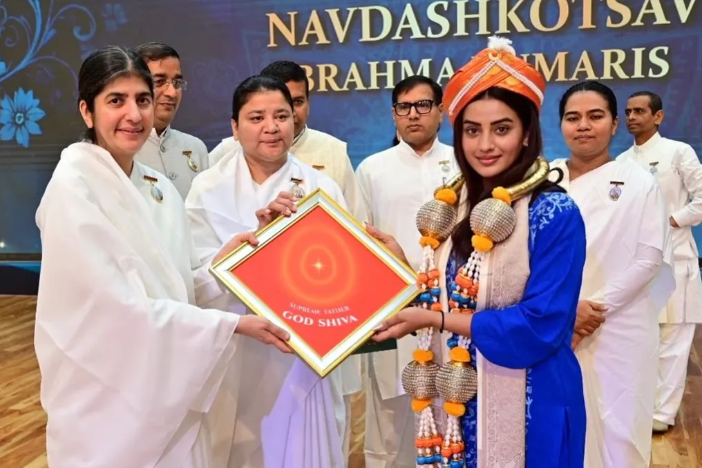 Акра Сингх посетила штаб-квартиру Brahma Kumaris в Абуроде; Паван Сингх извинился перед ней