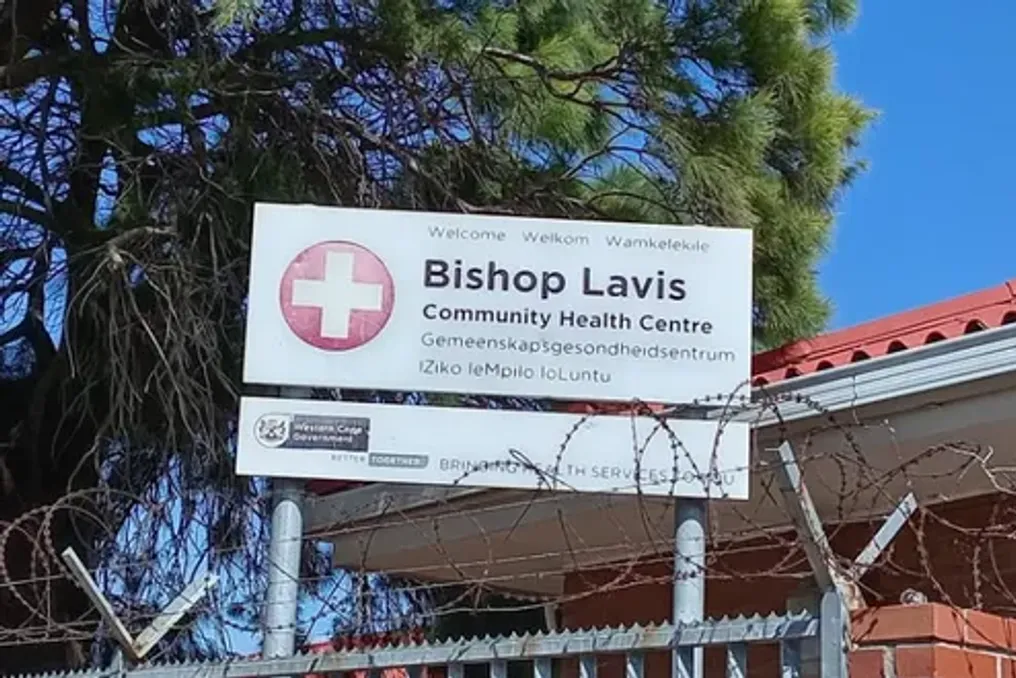 Pacientes da clínica Bishop Lavis formam fila desde as 5 da manhã devido a preocupações com a segurança