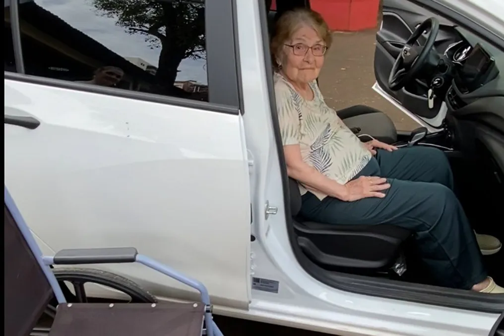 Mulher cadeirante de 96 anos vota em local sem acessibilidade após longa espera e com auxílio de jornalistas