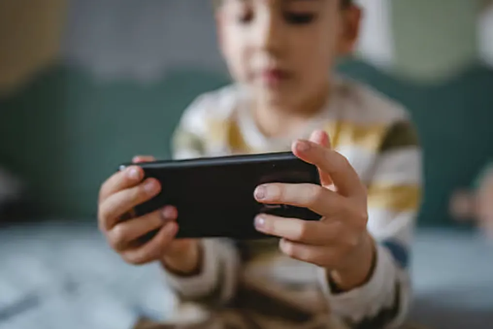 Especialistas dos Emirados Árabes Unidos alertam: tempo diário de tela superior a uma hora pode afetar negativamente o desenvolvimento infantil