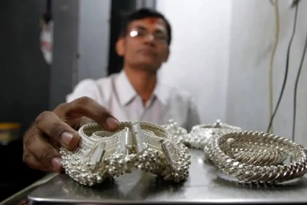Silver price sharply dropped from its peak, falling by ₹2.25 lakh