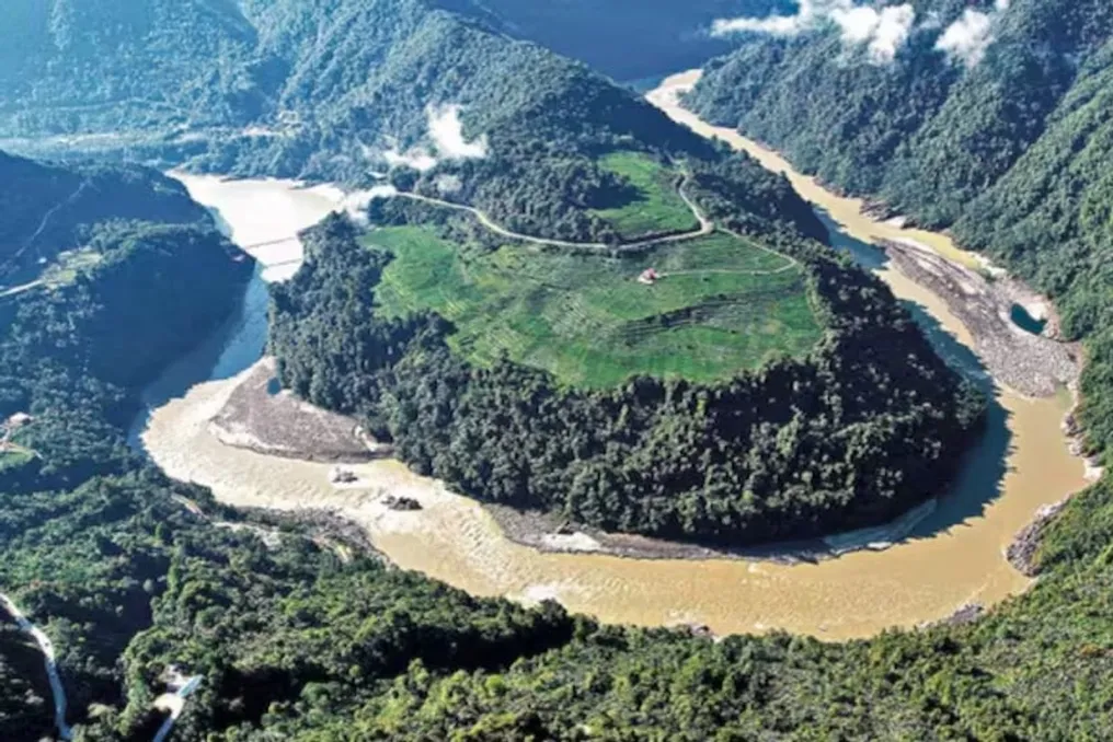 Hindiston Xitoy loyihasiga javoban Siang toʻsiqini qurmoqda va bu Arunachal Pradesh yoshlari orasida norozilikni keltirib chiqarmoqda
