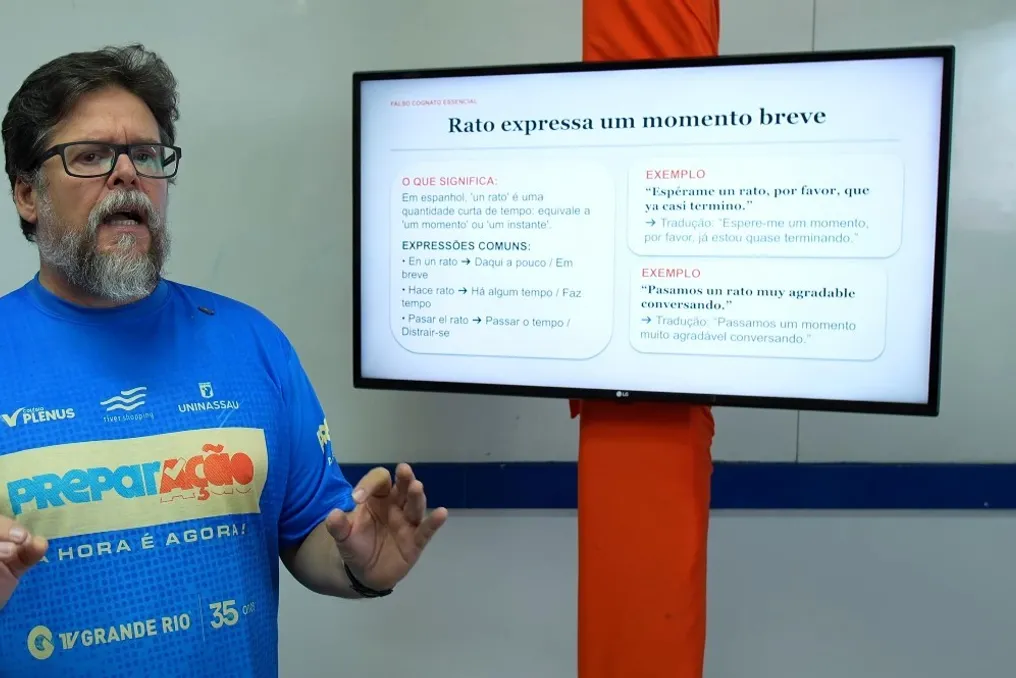 Teacher explains the use of Spanish words for ENEM preparation