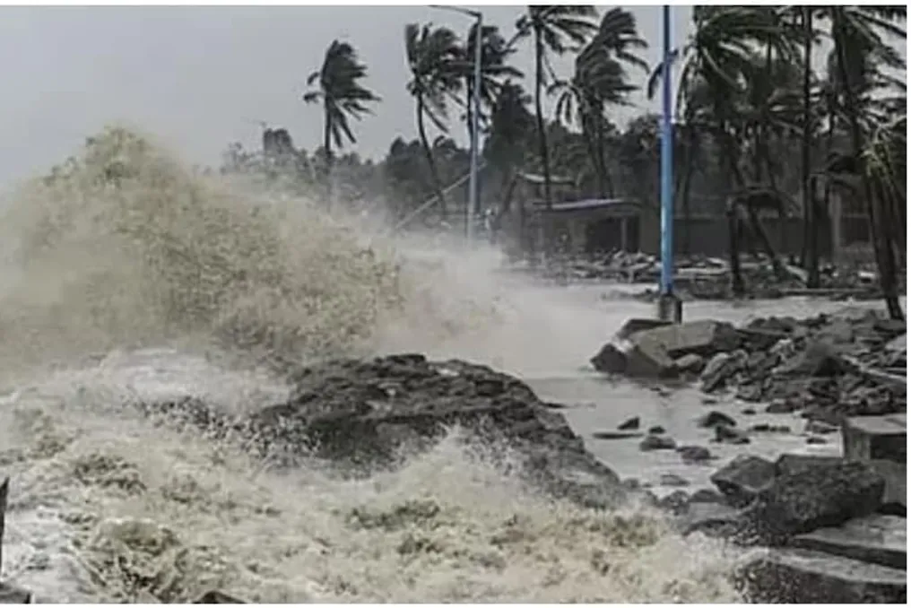 Cyclone in Bay of Bengal: Red Alert in Andhra Pradesh and Odisha, Weather Change in Delhi and UP