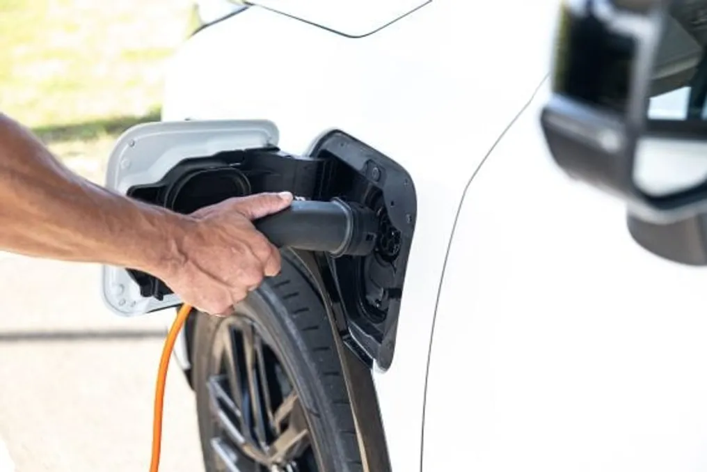 NGO suggests limiting plug-in hybrid tanks to 15 liters to encourage electric use