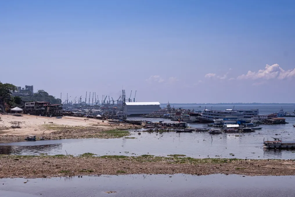Rio Negro em Manaus cai 2 metros em 25 dias, atingindo nível inferior ao de 2025