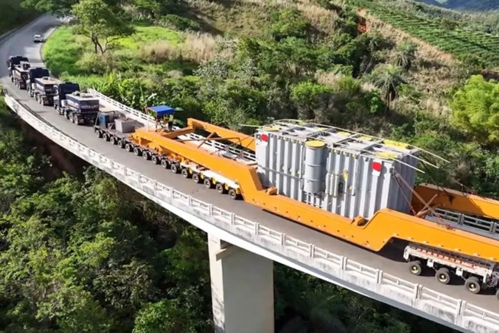Trem com transformador de 520 toneladas passa pelo Centro-Oeste de Minas Gerais a caminho de usina eólica