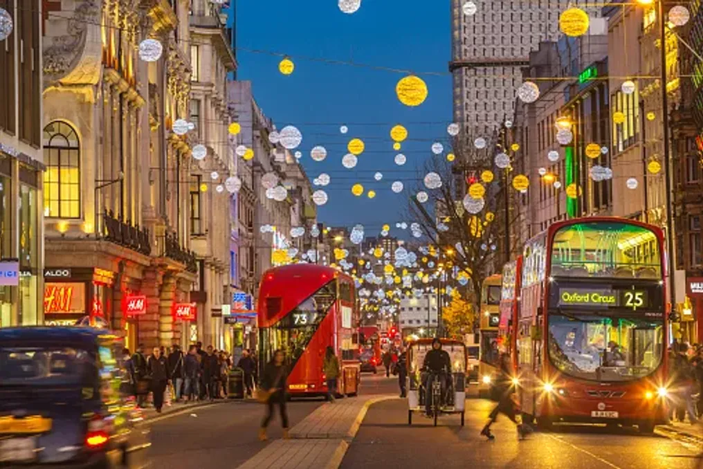 Oxford Street em Londres torna-se pedonal antes da temporada de Natal