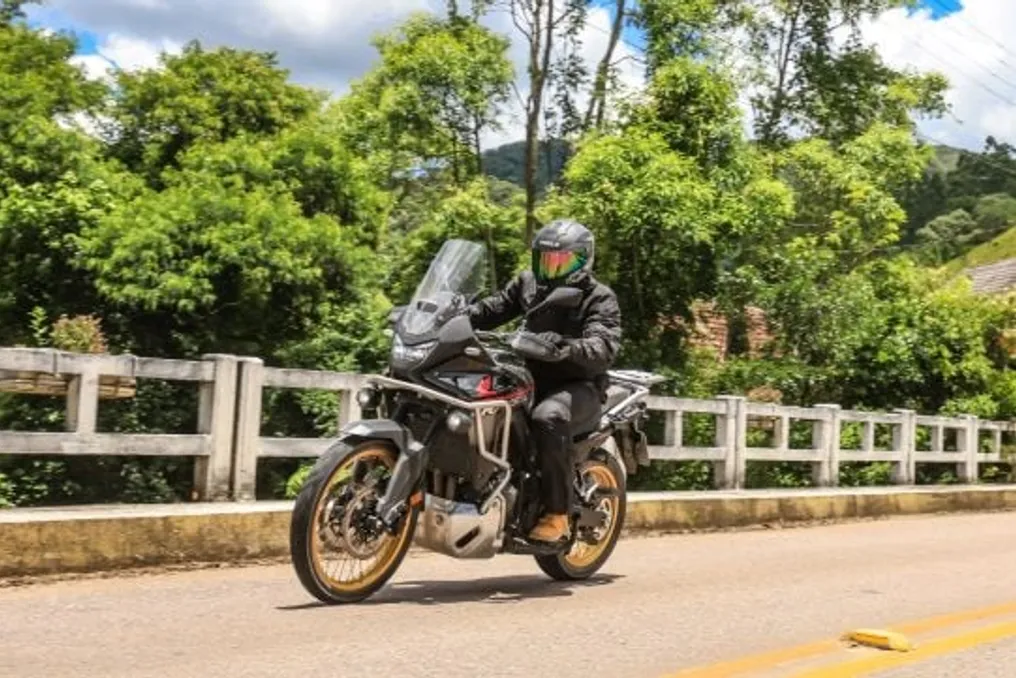 Análise da Honda XL750 Transalp: desempenho em estrada versus limitações no uso off-road