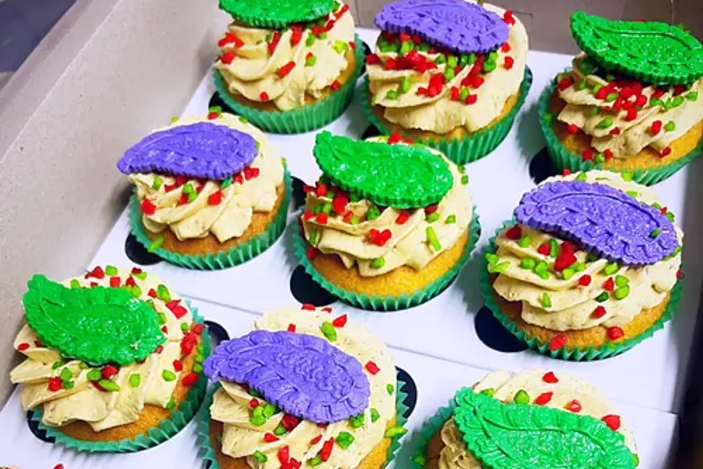 Cupcakes simples sem ovos no estilo burfi com creme à base de mascarpone e cardamomo