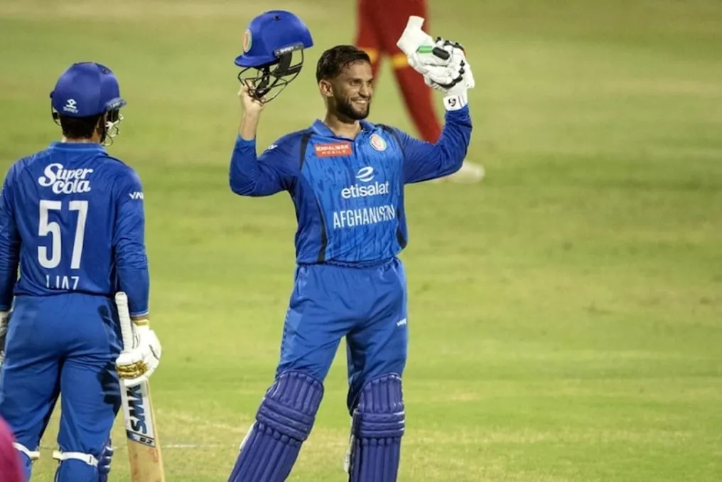 Jogador de críquete afegão vence Zimbábue em partida T20 da série