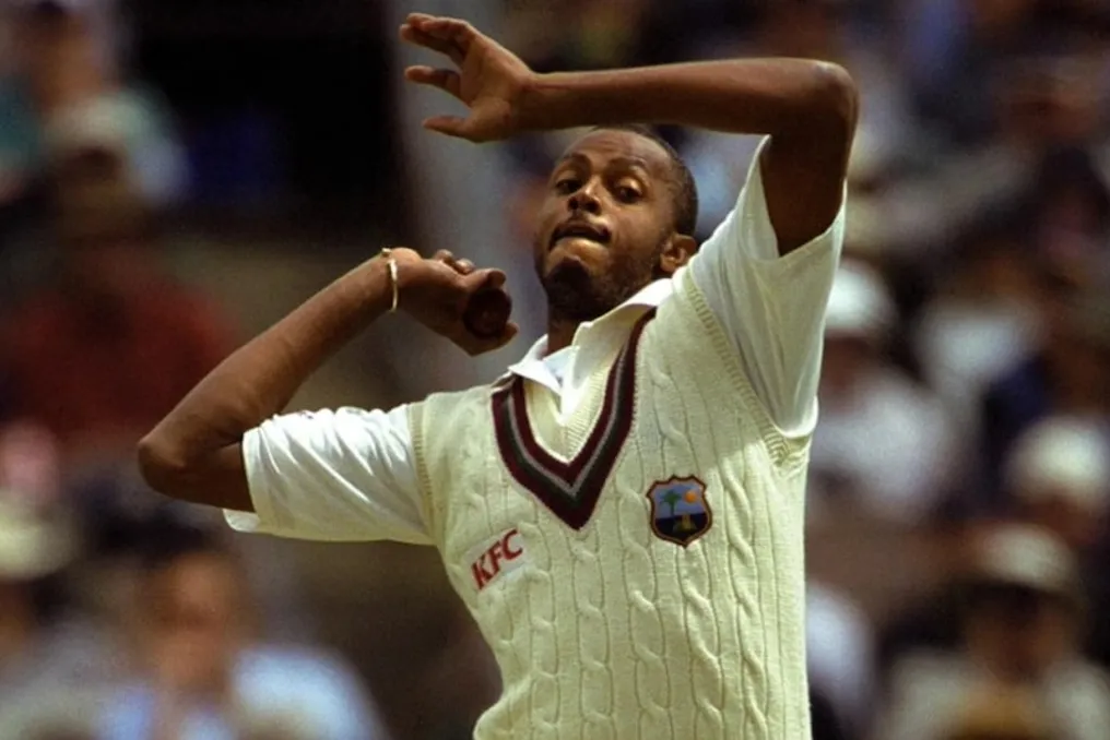 Courtney Walsh se torna o primeiro arremessador a atingir 500 wickets em testes