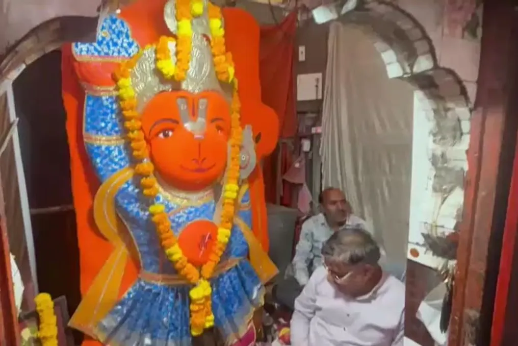उजाइन में हनुमानजी की मूर्ति को हटाने की तैयारी: भोपाल की टीम ने रात में उपकरणों की मदद से जांच की