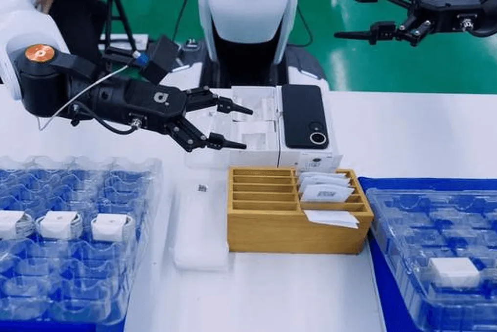 Исследователи из Tsinghua, Infinigence AI и AgiBot обучили 96 роботов коллективному опыту