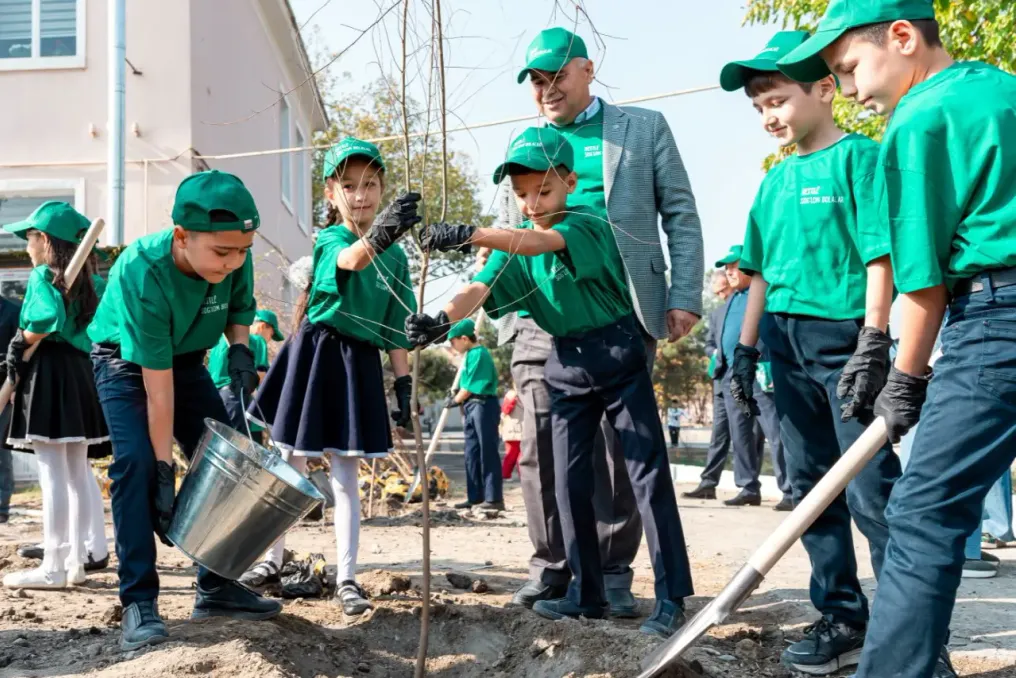 Escolas do Uzbequistão Realizam Concurso Nacional 'Cultive Seu Jardim'