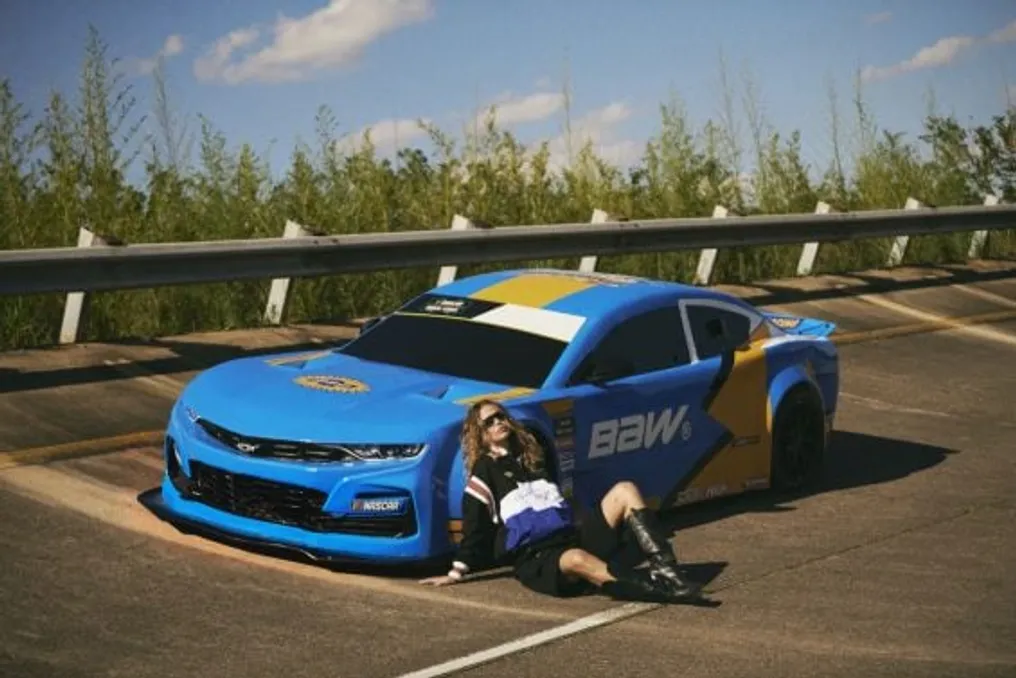 Chevrolet lança coleção de streetwear em parceria com a grife BAW Clothing, inspirada em macacões de piloto