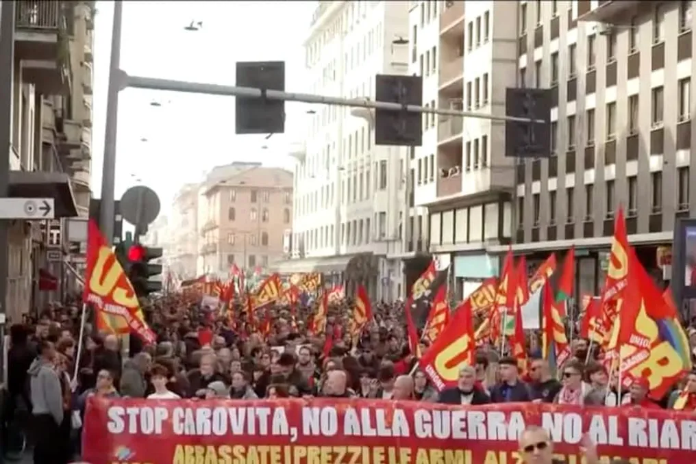 Manifestações de milhares de pessoas na Itália: Protestos contra inflação e gastos militares